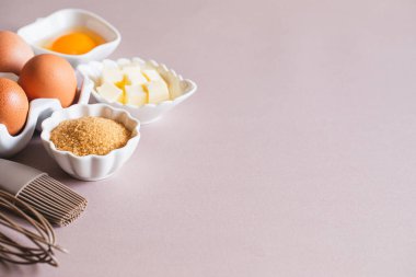 Pişirme ya da pişirme arka plan çerçevesi. Malzemeler, kek pişirmek için mutfak malzemeleri. Mutfak aletleri, un, yumurta, esmer şeker, tereyağı. Metin uzayı, üst görünüm. Kurabiye Turtası ya da Pasta Tarifi