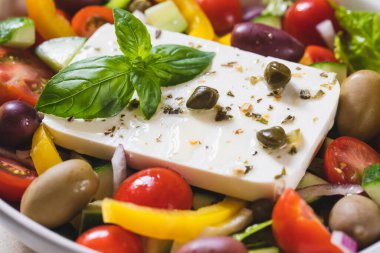 Klasik Yunan salatası, salatalık, domates, tatlı biber, marul, kırmızı soğan, peynir ve zeytinyağlı zeytin..