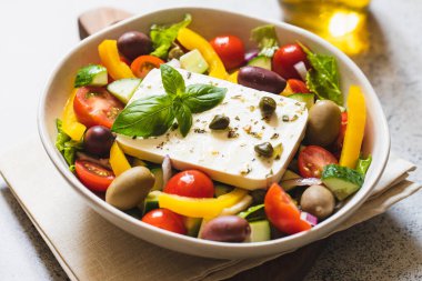 Klasik Yunan salatası, salatalık, domates, tatlı biber, marul, kırmızı soğan, peynir ve zeytinyağlı zeytin..