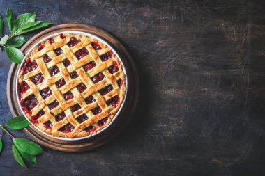 Lezzetli ev yapımı Amerikan kirazlı turtası. Lezzetli ev yapımı, gevrek hamurlu vişneli turta