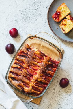 Kırsal erikli kek. Uzayı kopyala Üst manzara, düz yatış. Basit pişirme kavramı