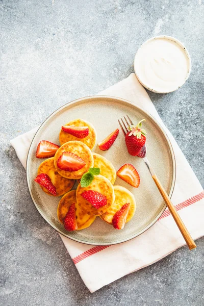 코티지 팬케이크 리코타 민트와 딸기를 곁들인 주사기 건강하고 맛있는 — 스톡 사진