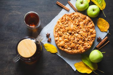Tarçınlı elmalı turta. Charlotte, hamur içinde pişirilmiş elmadan yapılmış tatlı bir tatlı..