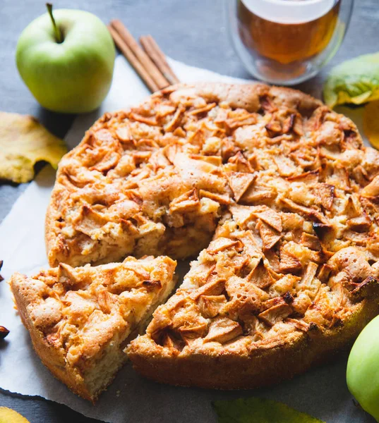 Apfelkuchen Mit Zimt Charlotte Ein Süßes Dessert Aus Teig Gebackenen — Stockfoto