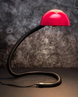 Kırmızı ve siyah ayarlanabilir öğrenci tipi masa lambası