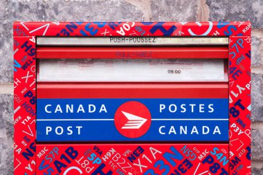 DARTMOUTH, Kanada - 06 Aralık 2015: posta kutusu detayı. Canada Post Corporation Kanada 'nın ana posta hizmeti sağlayıcısıdır. Canada Post bir taç şirketi..