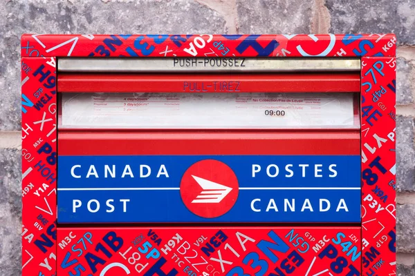 DARTMOUTH, Kanada - 06 Aralık 2015: posta kutusu detayı. Canada Post Corporation Kanada 'nın ana posta hizmeti sağlayıcısıdır. Canada Post bir taç şirketi..