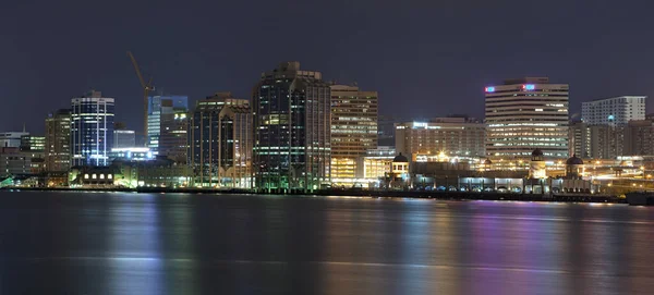 HALIFAX, CANADA - 28 Aralık 2014: Halifax şehir merkezi gece gökyüzü. Halifax, Kanada 'nın Nova Scotia eyaletinin başkentidir..