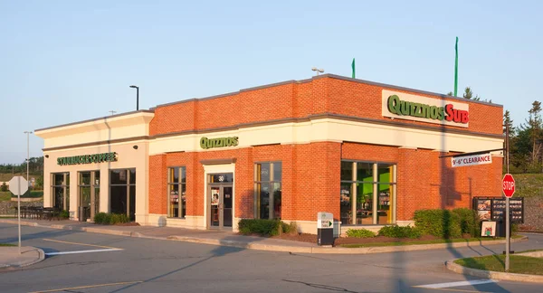 Dartmouth, Kanada -16 Ağustos 2015: Quiznos tost denizaltı sandviç konusunda uzmanlaşmış bir fast-food restoran markasıdır. Starbucks dünyanın en büyük kahvehane şirketidir.