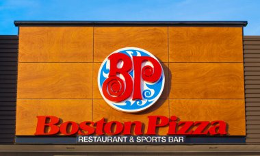Truro, Kanada - 12 Ocak 2018: Boston Pizza Restoran Tabelası. Boston Pizza Kanada, ABD ve Meksika 'da şubeleri olan bir Kanada restoran zinciri..