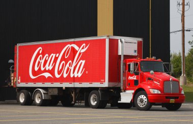 Truro, Kanada - 11 Temmuz 2014: Park halindeki Coca-Cola nakliye kamyonu. Coca-Cola, merkezi Atlanta, Georgia'da bulunan Coca-Cola Company tarafından dünya çapında satılan bir meşrubattır..