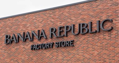 Dartmouth, Kanada - 24 Temmuz 2016: Banana Republic mağaza önü tabelası. Banana Republic, Gap Inc. 'e ait bir giyim perakendecisi..