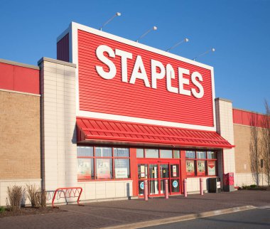 DARTMOUTH, Kanada - 21 Mayıs 2015: Staples, 26 ülkede 2000 'den fazla mağazası olan bir ofis gereçleri perakende satış mağazasıdır.
