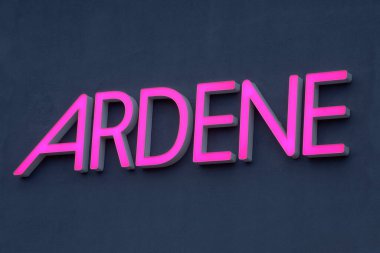 Dartmouth, Kanada - 5 Nisan 2014: Ardene mağazası ışıklı tabela. Ardene Holdings Inc. uluslararası faaliyet gösteren Kanadalı bir moda perakendecisi.