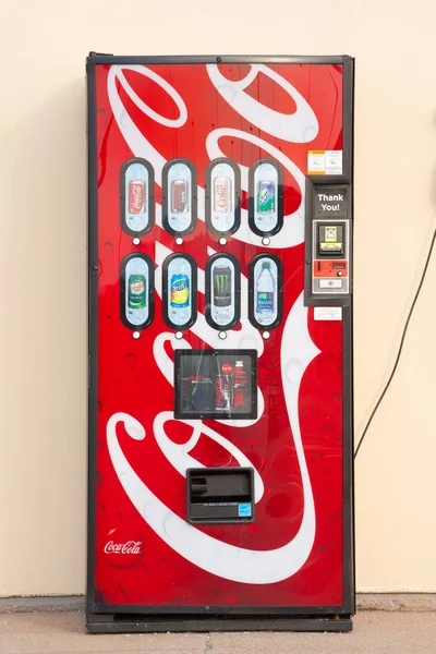 加拿大达特茅斯 2015 可口可乐是可口可乐公司在全球销售的软饮料 总部位于佐治亚州亚特兰大 — 图库照片