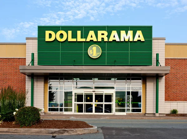 加拿大达特茅斯 2015年7月12日 达拉玛店面 Dollarama是一家加拿大零售连锁店 售价在三美元以下 — 图库照片