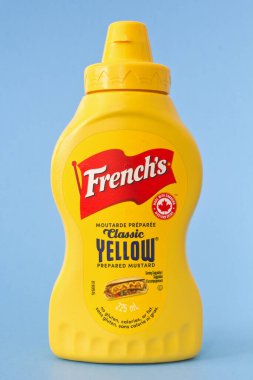Pleasant Valley, Kanada - 10 Şubat 2017: French 's Mustard bottle on blue. French 's, Amerika Birleşik Devletleri' nde bulunan bir hardal markasıdır..