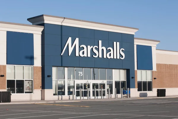 加拿大达特茅斯 2015 马歇尔是 Tjx 拥有的美国百货连锁店 马歇尔在美国和加拿大拥有超过 750 家门店 — 图库照片