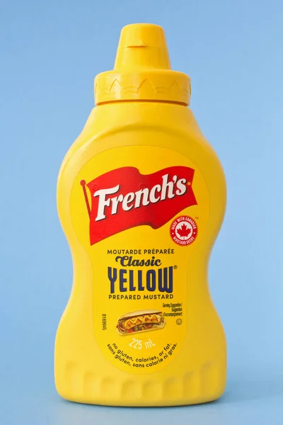 Pleasant Valley, Kanada - 10 Şubat 2017: French 's Mustard bottle on blue. French 's, Amerika Birleşik Devletleri' nde bulunan bir hardal markasıdır..