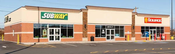 Elmsdale, Kanada - 16 Kasım 2015: Subway, alt sandviç ve salata lar sunan bir Amerikan fast food serisidir. Kaynak elektronik konusunda uzmanlaşmış bir perakendeci.