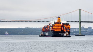 Halifax, Kanada - 15 Haziran 2013: Düsseldorf Express konteyner gemisi Halifax Limanı'nda. Halifax, Kanada'nın Nova Scotia şehrinin başkentidir..