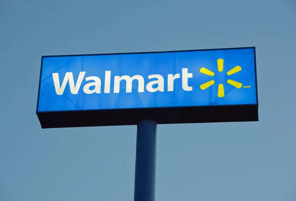 Datmouth, Kanada - 08 Eylül 2014: Walmart işareti. Walmart bölüm ve depo mağazaları zincirleri ile bir Amerikan orporation olduğunu. Walmart 27 ülkede 11.000 'den fazla mağaza var.