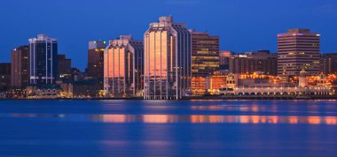 HALIFAX, CANADA - 24 Temmuz 2011: Halifax şehir merkezi silueti. Halifax, Kanada 'nın Nova Scotia eyaletinin başkentidir..