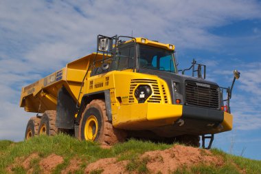 Truro, İngiltere - 10 Mayıs 2018: Hm400 damperli kamyon. Komatsu, ağır, sanayi ve askeri ekipman imalat Japon bir çokuluslu kuruluştur. Komatsu Merkezi Japonya'dadır.