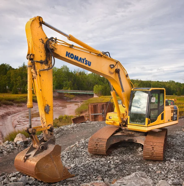 Maitland, Kanada - 07 Eylül 2014: Komatsu, ağır, endüstriyel ve askeri teçhizat üreten çok uluslu bir Japon şirketidir. Komatsu'nun merkezi Japonya'dadır..