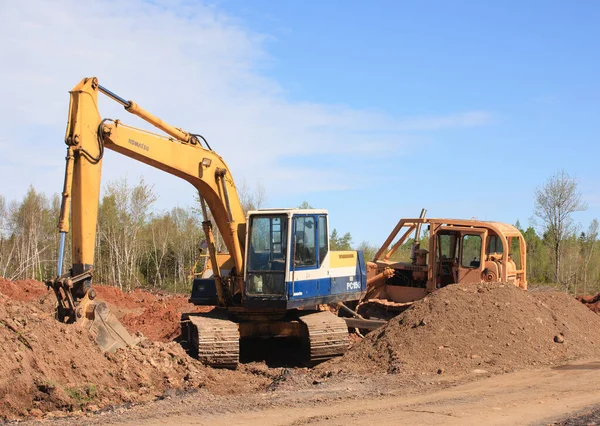 Kennetcook, Kanada - 29 Mayıs 2016: Komatsu ekskavatör ve Şifonyer buldozeri kırsal şantiyede.