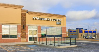 Dartmouth, Kanada - 21 Ocak 2015: Starbucks çıkış. Starbucks 1971 yılında kuruldu ve dünyanın en büyük kahvehane şirketidir.