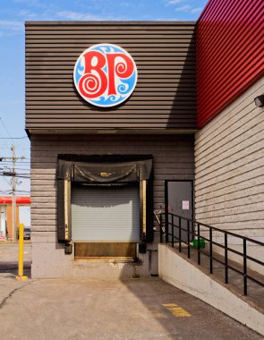 Truro, Kanada - 19 Mart 2020: Boston Pizza yükleme iskelesi. Boston Pizza Kanada, ABD ve Meksika 'da şubeleri olan bir Kanada restoran zinciri..