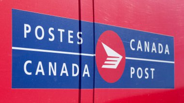 Truro, Kanada - 09 Şubat 2020: Canada Post dağıtım kamyonu çıkartması. Canada Post Corporation Kanada 'nın ana posta hizmeti sağlayıcısıdır ve bir krallık şirketidir..