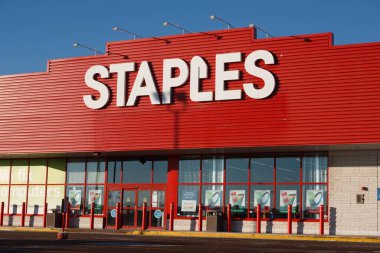 Truro, Kanada - 11 Aralık 2013: Staples, 26 ülkede 2.000'den fazla mağazası bulunan bir ofis tedarik perakende satış noktasıdır.