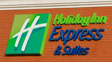 Enfield, İngiltere - 9 Temmuz 2018: Holiday Inn Express ve Suites otel cephe. Holiday Inn sahibi İngiliz bir ve dünyanın en büyük otel zincirleri biridir..