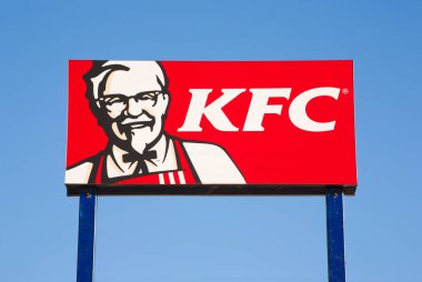 Stewiacke, Kanada - 23 Şubat 2016: KFC restoran tabelası. KFC ya da Kentucky Fried Chicken, kızarmış tavuk üzerine uzmanlaşmış bir fast food restoran zinciri..