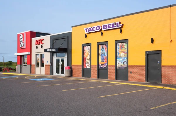 STEWIACKE, CANADA - 29 Ağustos 2015: Taco Bell, Kaliforniya merkezli bir fast food restoran zinciri. KFC ya da Kentucky Fried Chicken, kızarmış tavuk üzerine uzmanlaşmış bir fast food restoran zinciri. KFC Kentucky merkezlidir..