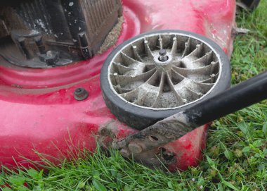 Çim biçme makinesi tekerleği kırılmış.