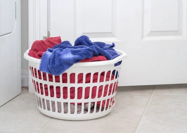 Wasmand Vol Handdoeken Vloer — Stockfoto