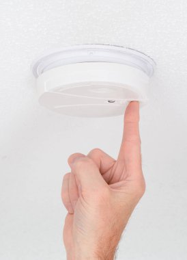 Duman dedektörü alarmı test ediliyor.