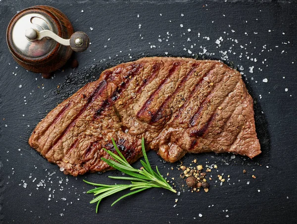 Grillad Striploin Stenskiva Klar För Servering Ovanifrån — Stockfoto