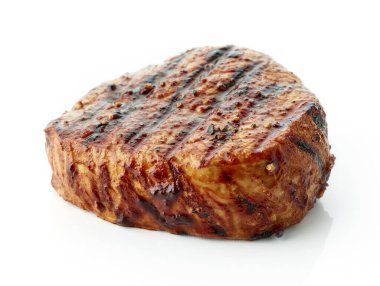 Beyaz arka planda ızgara biftek.