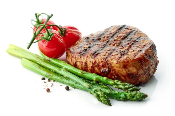 Grilovaný Hovězí Steak Rajčata Chřest Izolované Bílém Pozadí — Stock fotografie