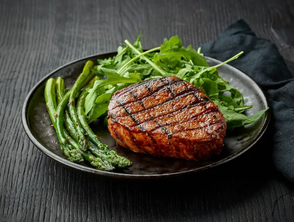 Nykokt Kalvstek Sparris Och Ruccola Serveras Mörk Tallrik — Stockfoto