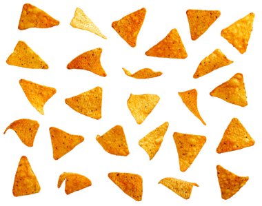 Nachos mısır cipsi havada uçuşuyor, beyaz arka planda izole edilmiş.