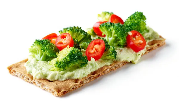 Gesundes Roggen Knäckebrot Mit Brokkoli Auf Weißem Hintergrund — Stockfoto