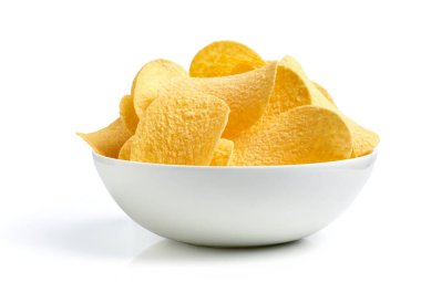 Beyaz arka planda izole edilmiş tuzlu patates cipsi kasesi.
