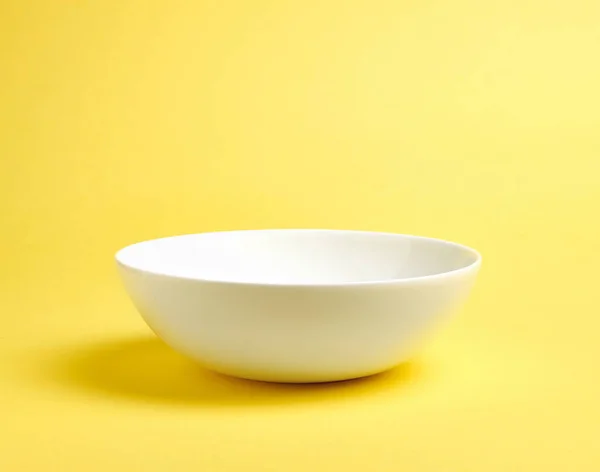 Mangkuk Keramik Putih Kosong Dengan Latar Belakang Kuning Stok Foto Bebas Royalti