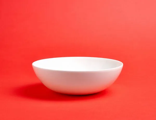 Mangkuk Keramik Putih Kosong Pada Latar Belakang Merah Stok Lukisan  