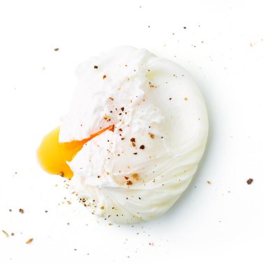 Beyaz arka planda izole edilmiş haşlanmış yumurta ve biber.